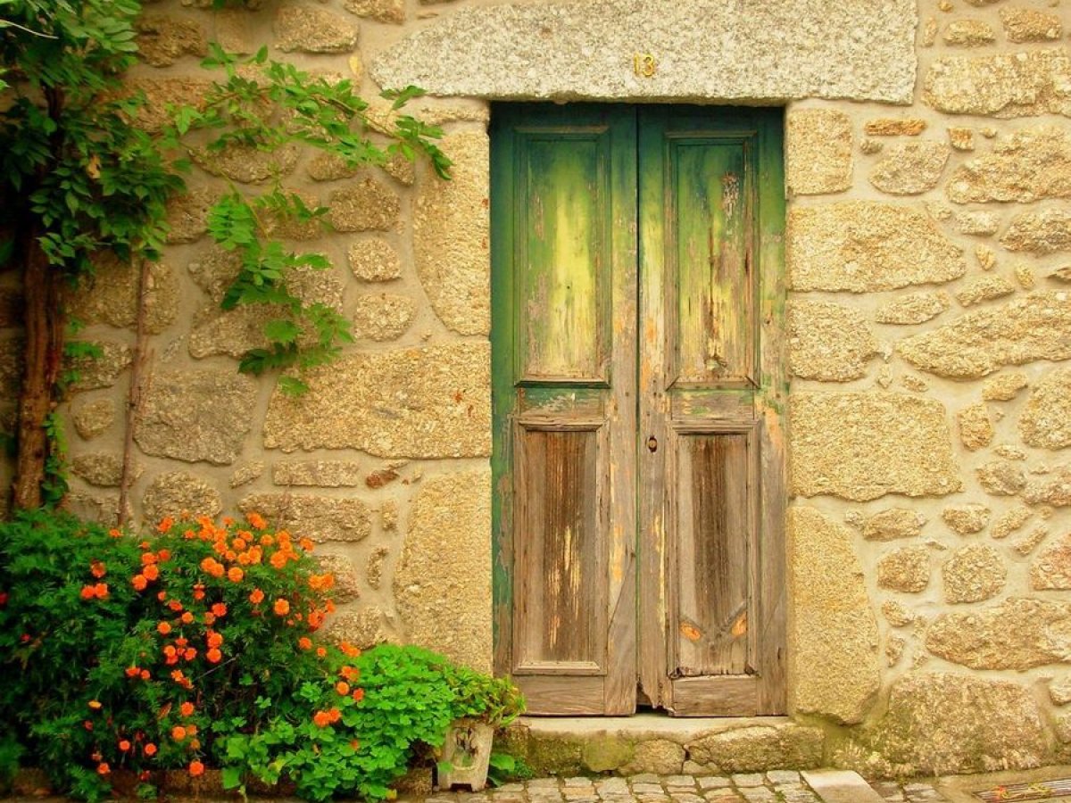 Красивые старые двери. Красивые двери. Старинная дверь. Красивые старинные двери. Окна и двери.